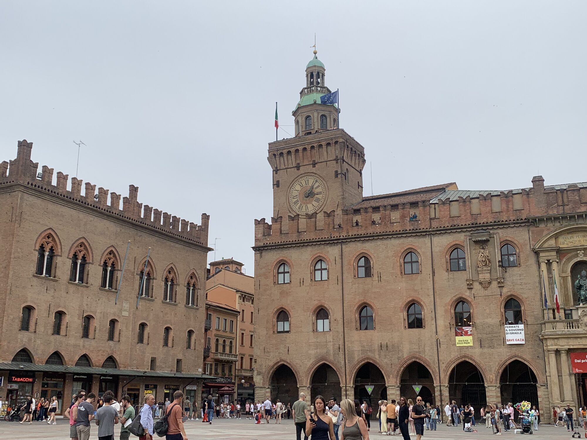 Piazza Maggiore e la torre dell'orologio di Palazzo d'Accursio