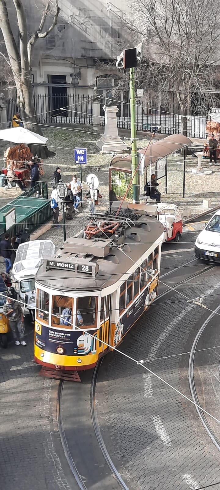Un tipico tram di Lisbona